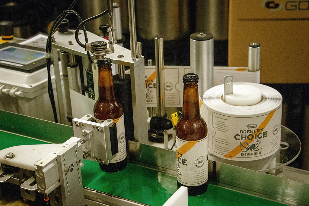 Bierflaschen etikettieren (Tram-Bier)